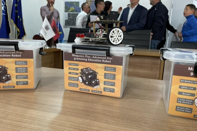 Disa shkolla vitiase përfitojnë robotë në kuadër të projektit Kosova Makers League 