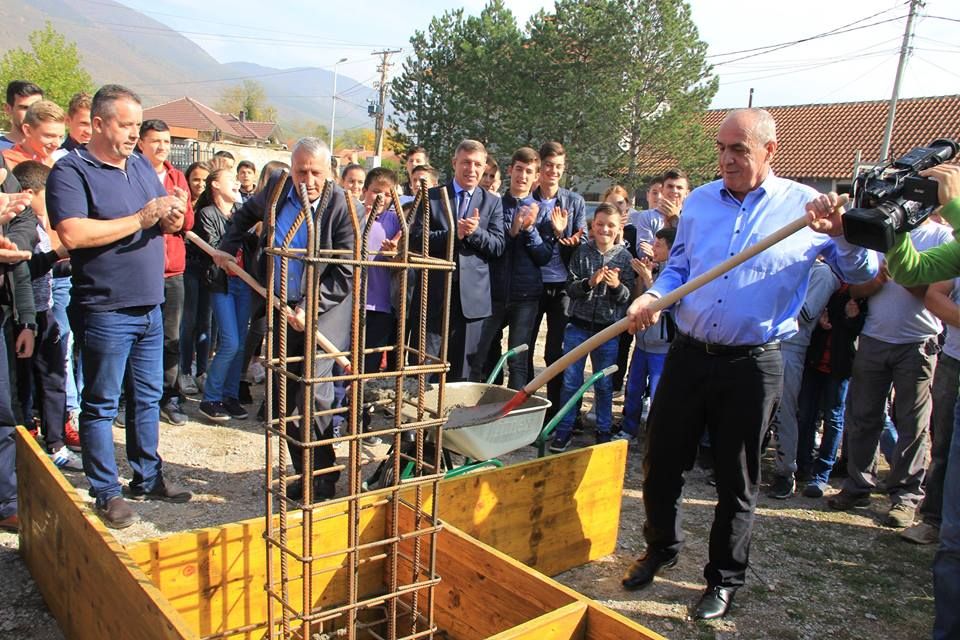 Vihet gurëthemeli i sallës së Edukatës Fizike në Vrellë